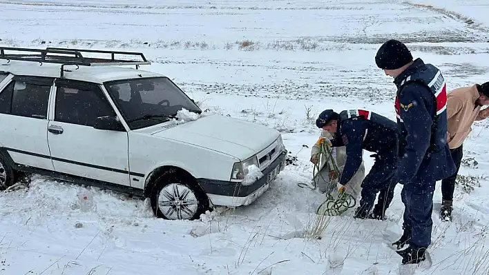 Yolda kalanların yardımına jandarma yetişti!