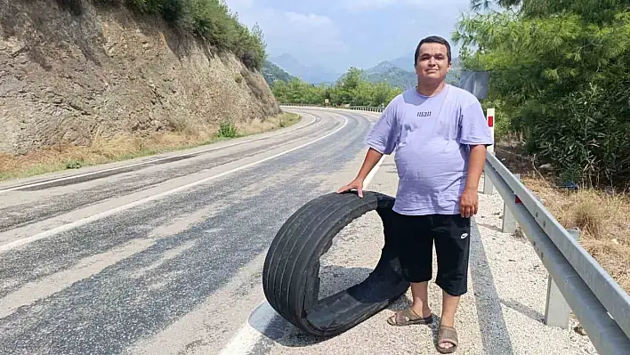 Yoldaki kamyon lastiğine çarpma anı görüntülendi!