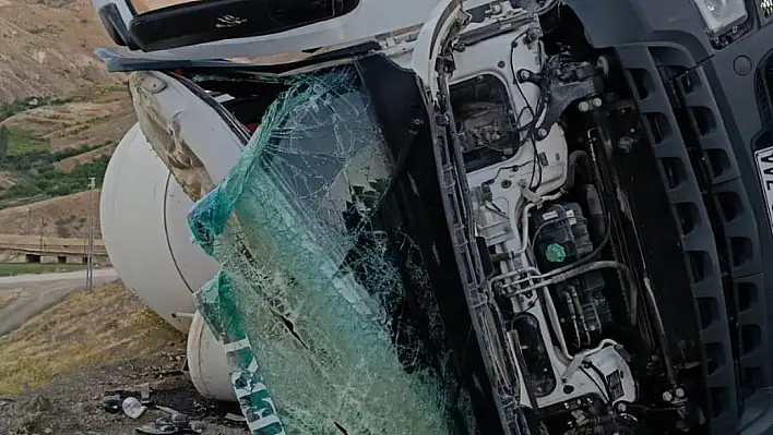 Beton mikseri takla attı, sürücü ağır yaralandı!