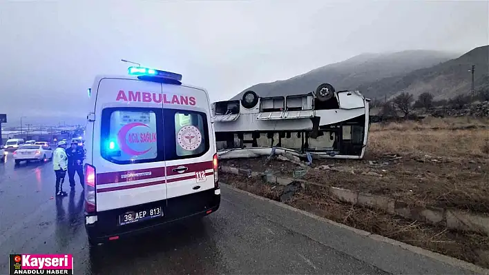 İşçi servisinin devrilmesi sonucu 22 kişi yaralandı