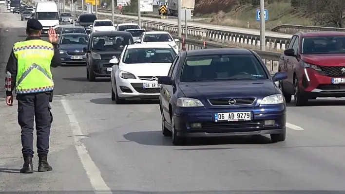 Yollarda tatilci yoğunluğu başladı! İşte illerin trafik yoğunluğu...