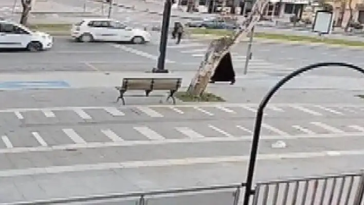 Kahramanmaraş'ta yolun karşısına geçmeye çalışan yayaya otomobil çarptı!