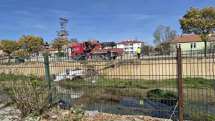 Sorgun'da araç kanala uçtu