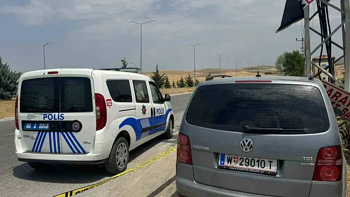 Elektrik direğine çarpan otomobildeki 3 kişi yaralandı