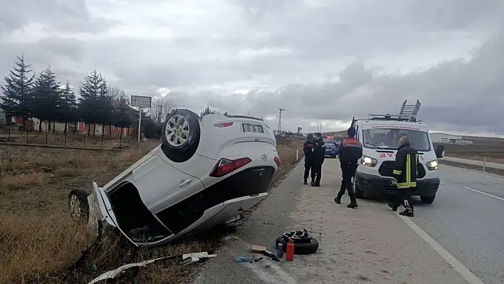 Hyundai marka araç ters döndü - Yaralılar var!