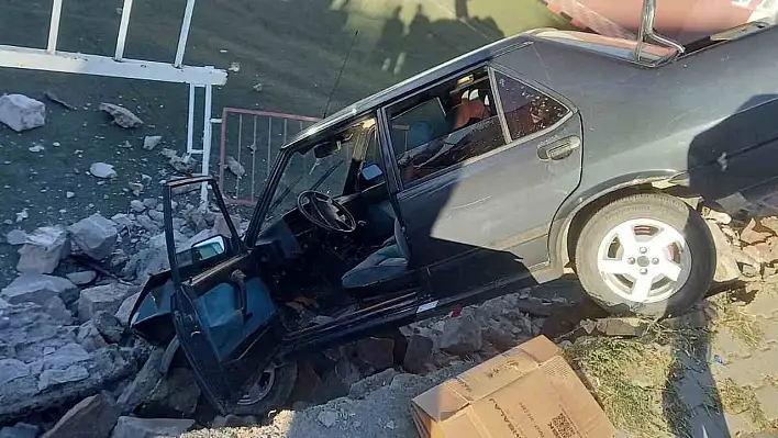 Yozgat'ta feci kaza: Otomobil okul bahçesine uçtu!