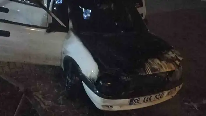 Park halindeki otomobil alev alev yandı