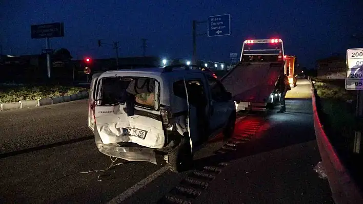 Yozgat'ta otomobil kırmızı ışıkta bekleyen araca çarptı!