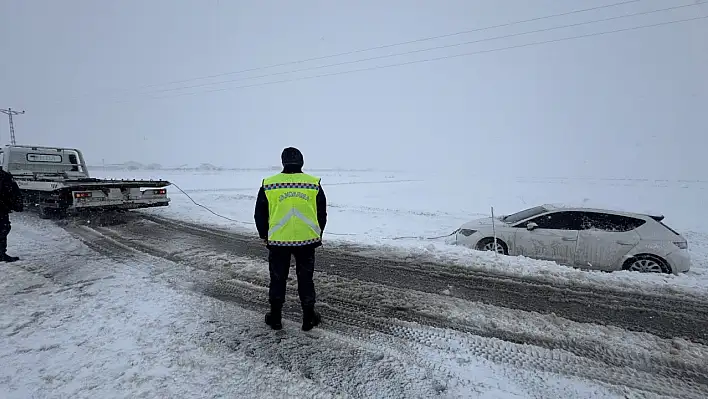 Yozgat'ta yoğun kar yağışı araçları yolda bıraktı!