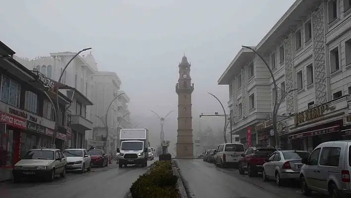 Yozgat'ta etkili olan yoğun sis görüş mesafesini düşürdü