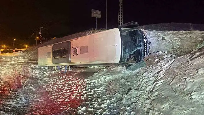 Yolcu otobüsü devrildi - Yaralılar var!