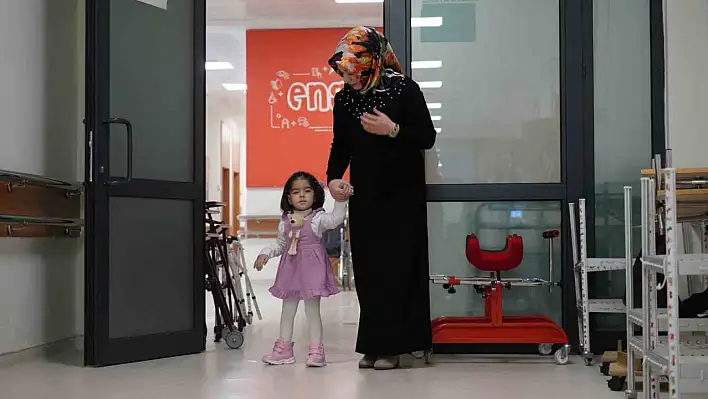 Yürüyemez denilen 3,5 yaşındaki Hümanur ilk adımlarını attı!
