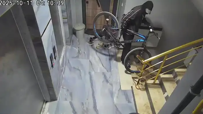 Yüzü maskeli hırsız apartmandan bisiklet çaldı!