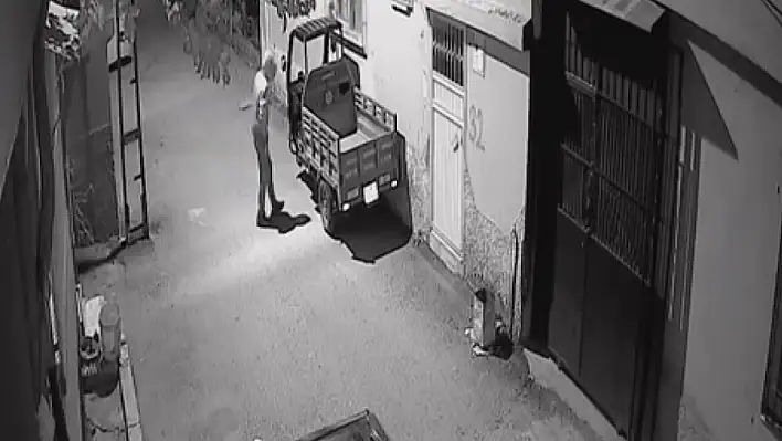 Yüzünü sakladı: Mopedi dakikalar içinde çaldı