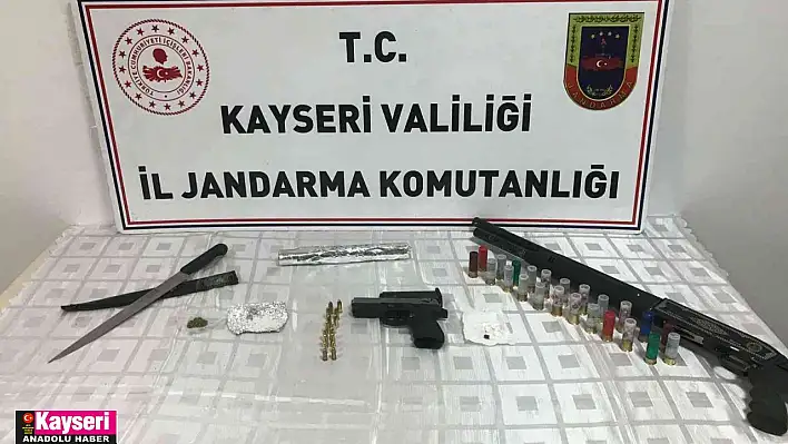 Zehir taciri jandarmadan kaçamadı