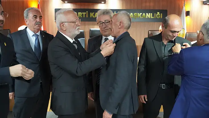 AK Parti Kayseri Teşkilatı’na 13 isim katıldı: CHP'den meclis üyeleri, DEVA'dan İl Başkanı, Teşkilat Başkanı, İlçe Başkanları...