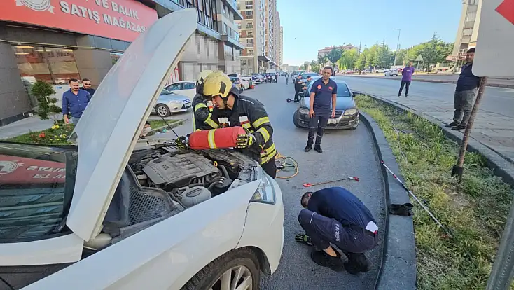Aracında saklanan yılan evinin önünde ortaya çıktı