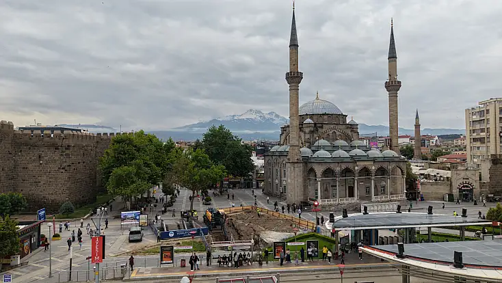 Cumhuriyet Meydanı’na 17 kişilik dev asansör geliyor