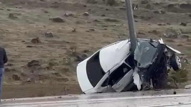 Develi'de direğe çarpan otomobil ikiye katlandı: 1 yaralı