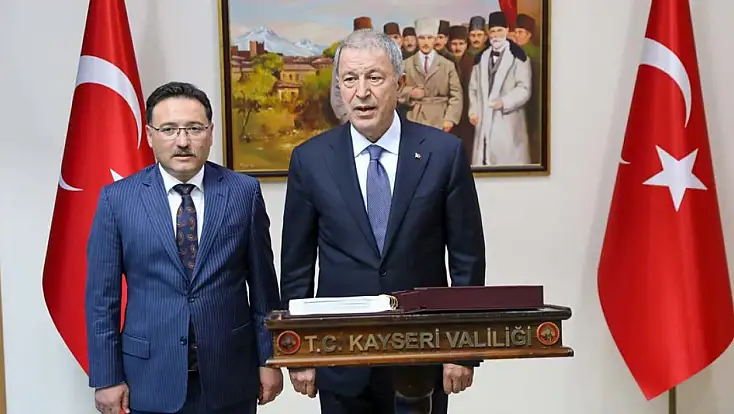 Hulusi Akar: ‘Vali Çiçek’in Kayseri’de Devam Etmesini İstiyoruz’