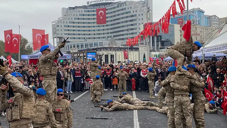 Jandarma’dan nefes kesen 29 Ekim gösterisi