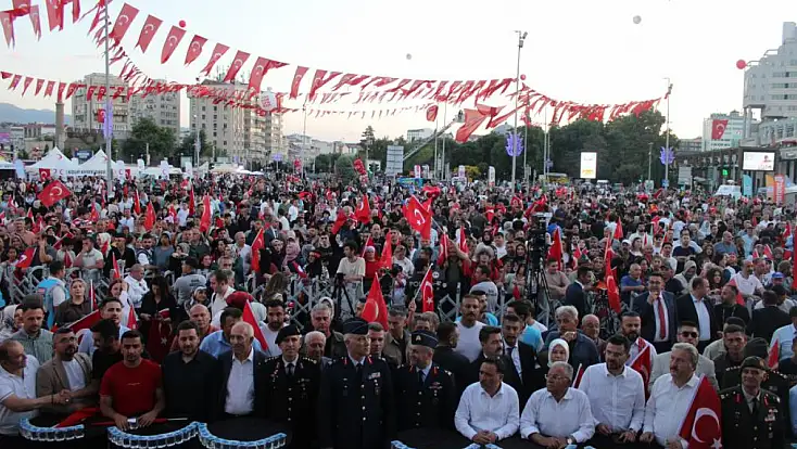 Kayseri’de 15 Temmuz ruhu yeniden yaşandı: Binler meydanda bir araya geldi!