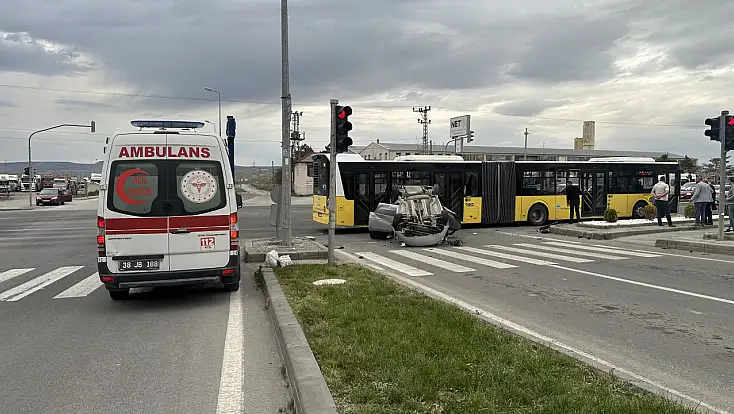 Kayseri'de belediye otobüsü ile otomobil çarpıştı: Çok sayıda yaralı var!