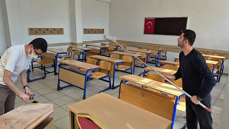 Kayseri'de Bir Öğretmen Gittiği Okulu Güzelleştiriyor