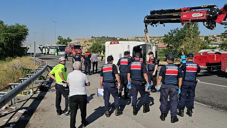 Kayseri'de devrilen yolcu otobüsünde 1 kişi hayatını kaybetti 24 kişi yaralandı