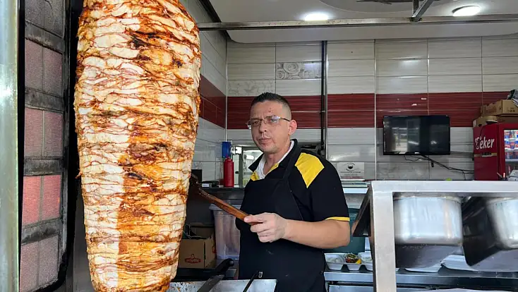Kayseri’de dönercilerin yaz sıcağında zorlu mesaisi