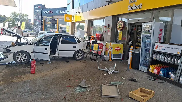 Kayseri’de faciadan dönüldü: Otomobil benzinliğe daldı!
