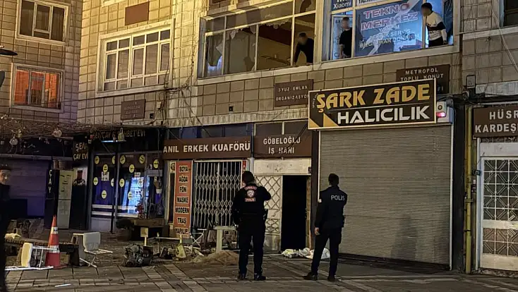 Kayseri’de iş merkezinde hareketli saatler: Camları kırıp eşyaları aşağı attı, polis 2 saat uğraştı!