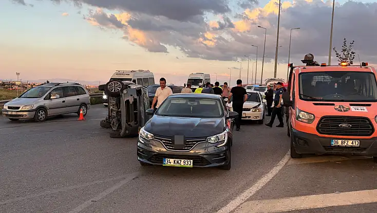 Kayseri’de ışıklarda zincirleme kaza! 5 araç birbirine girdi, otomobil yan yattı
