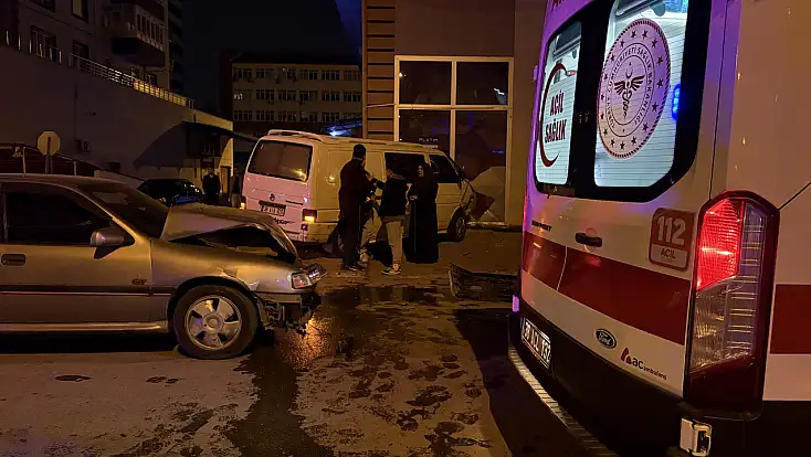 Kayseri'de minibüs dükkana daldı