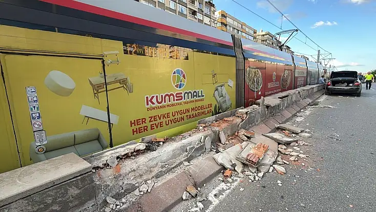 Kayseri'de otomobilin çarptığı refüjden kopan taşlar tramvayın içine savruldu!