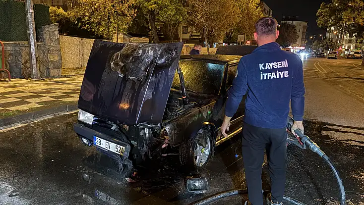 Kayseri'de seyir halindeki otomobilde korkutan yangın!
