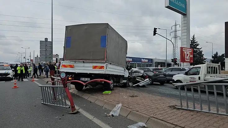 Kayseri'de trafik kazası - Ortalık savaş alanına döndü: 1'i ağır 3 yaralı!