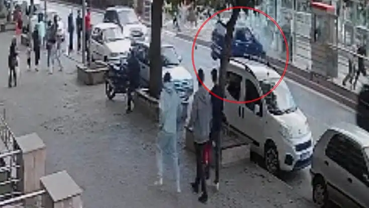 Kayseri'de tramvay durağına çarpan sürücü yaralandı