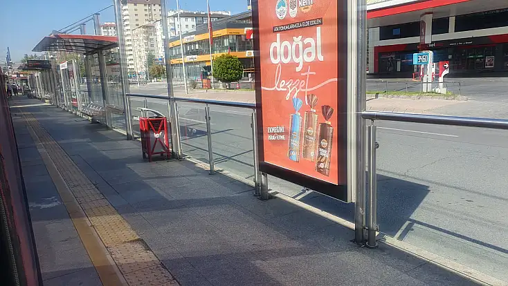 Kayseri’de tramvayda şaşırtan bekleyiş! Yolcular ne olduğunu anlamaya çalıştı
