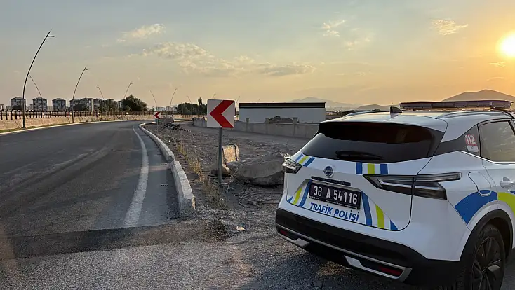 Kayseri'de virajı alamayan motosiklet yoldan çıktı: 2 yaralı
