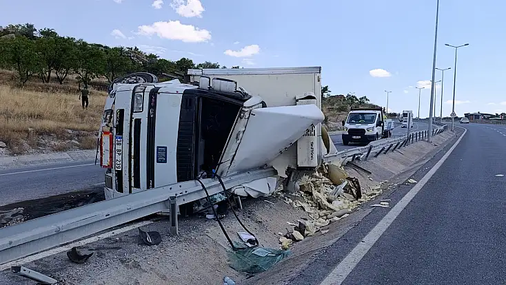 Kayseri'de yokuşta kontrolden çıkan tır devrildi! Sürücü hastaneye kaldırıldı