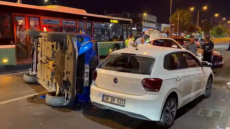 Kayseri Talas Bulvarı’nda feci laza! Otomobil devrildi: 3 yaralı