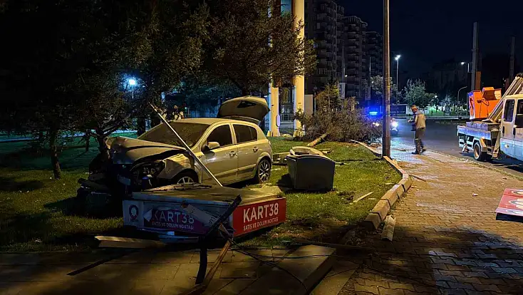 Kayseri'de otomobil kontrolden çıktı: Ortalık savaş alanına döndü!