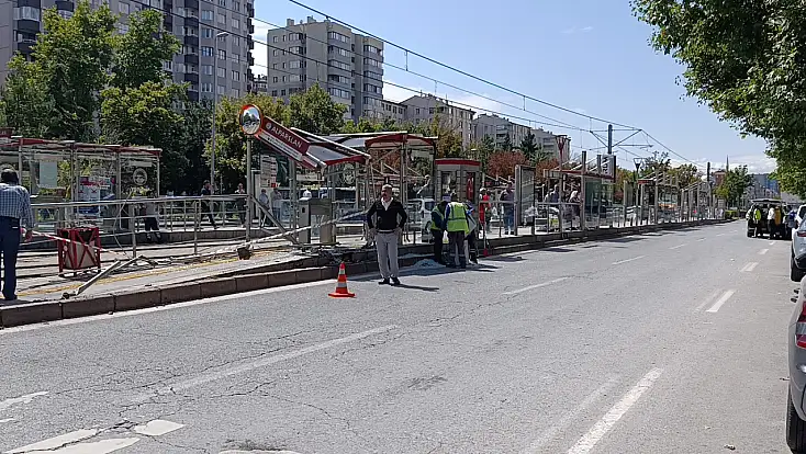 Kayseri'de otomobil tramvay durağına girdi!