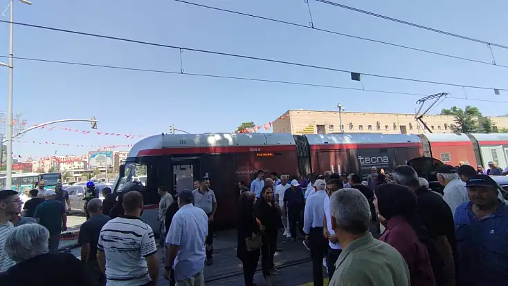 Son Dakika! Kayseri Cumhuriyet Meydanı’nda kaza: Trafik kilitlendi!