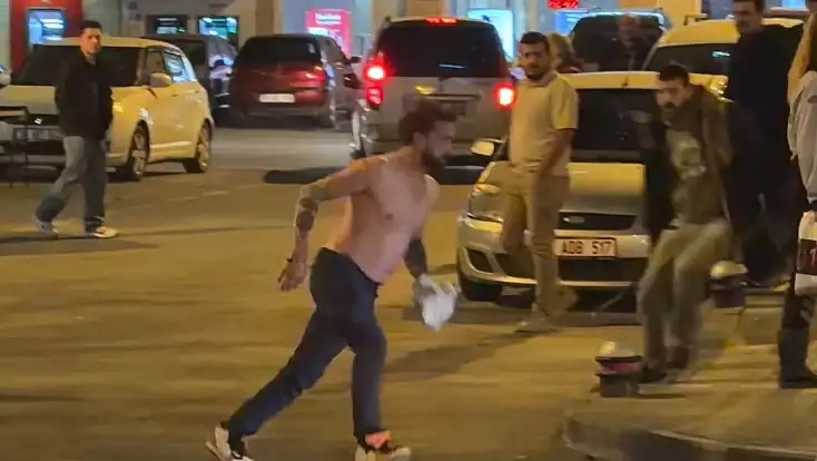 Tramvay durağında kemerli kovalamaca! ‘Sana Kayseri’yi dar edeceğim’ kavga anı kamerada