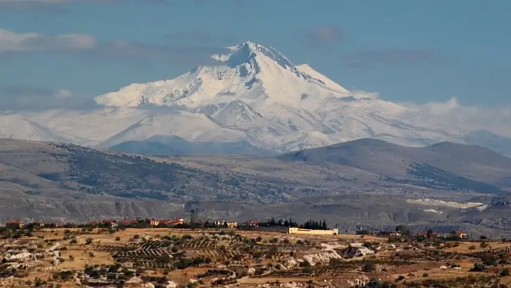Yaz geldi ama Erciyes'te kış bitmedi! Zirvedeki kar kalınlığı şaşırttı