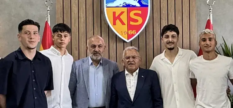 Başkan Büyükkılıç'ın da yakından takip ettiği imza töreninde 6 genç öne çıktı