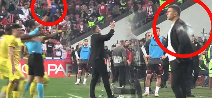 Samsun'da skandal karar! Jakirovic hem su şişesi yedi, hem kırmızı kart gördü!