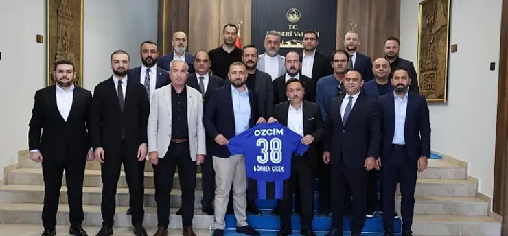 Vali Çiçek'e özel forma! Erciyes 38 FK'dan dikkat çeken ziyaret
